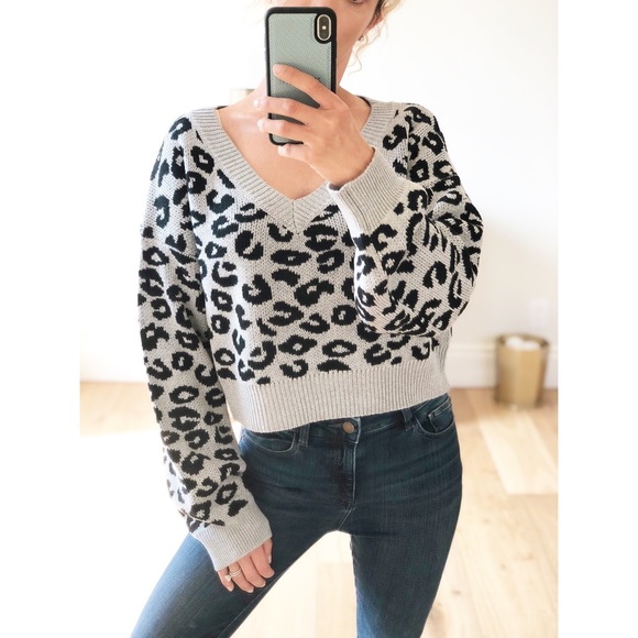 NEPAL Gray Cropped Leopard V-neck Sweater - Picture 3 of 7